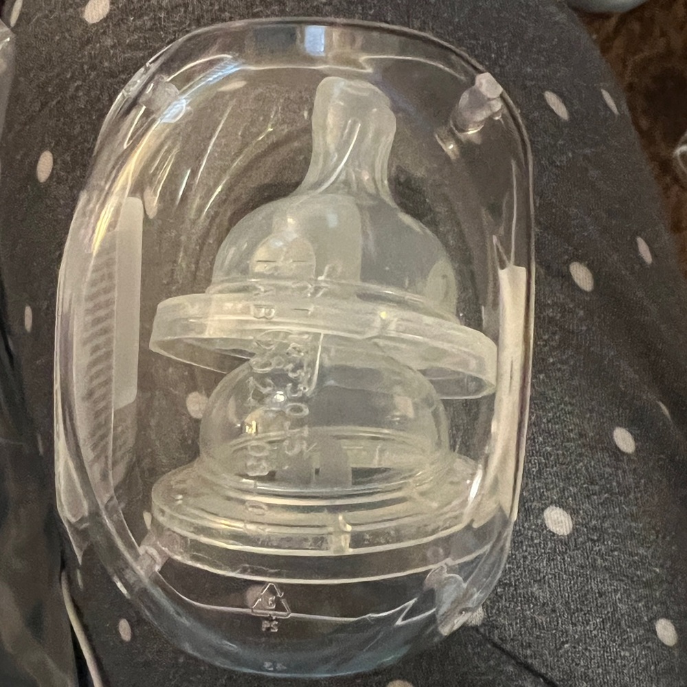 Avent Anti- Colic 4 fl oz bottles/ 12 nipples for the bottles (0m+ and 1m+)